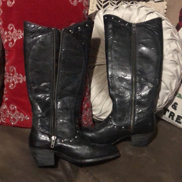 ✨ Rare ✨ EUC AMAZING Ariat Black Distressed Studded Cowboy Boots 7.5 B 🔥… - Picture 8 of 9